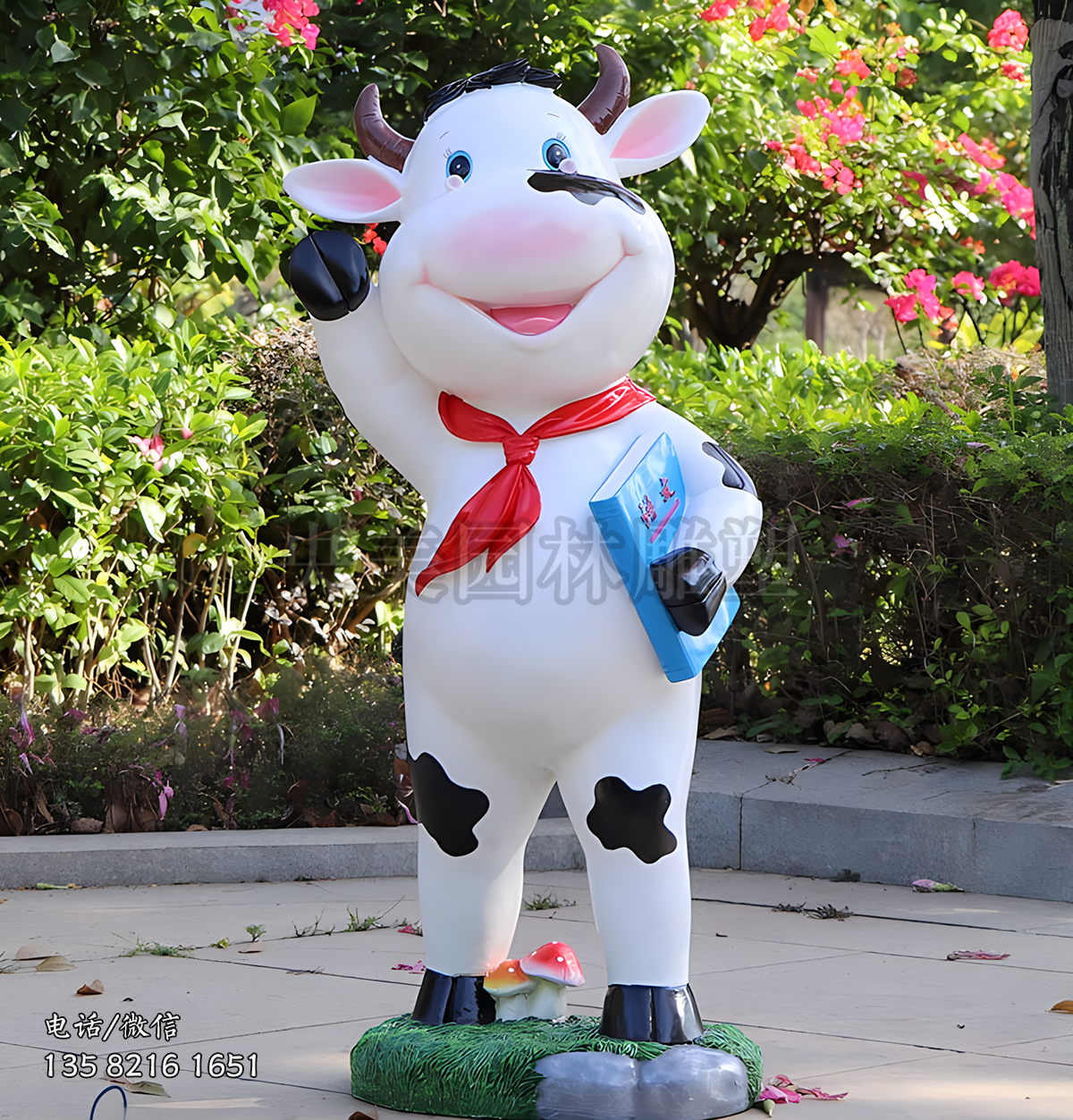 系紅領巾抱著書的卡通小奶牛雕塑