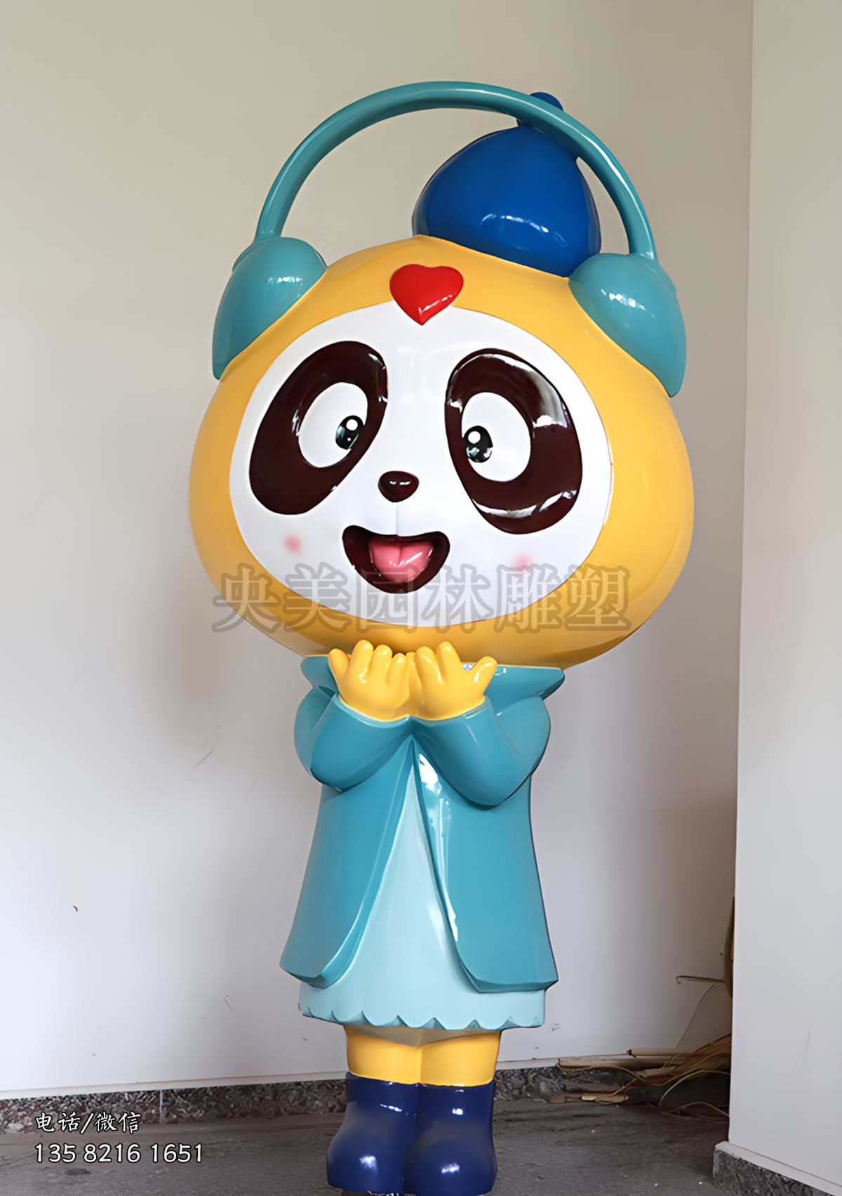 戴耳機聽歌的卡通熊貓雕塑