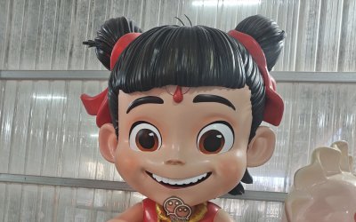 超萌！2米高坐姿比心哪吒玻璃鋼雕塑來(lái)襲